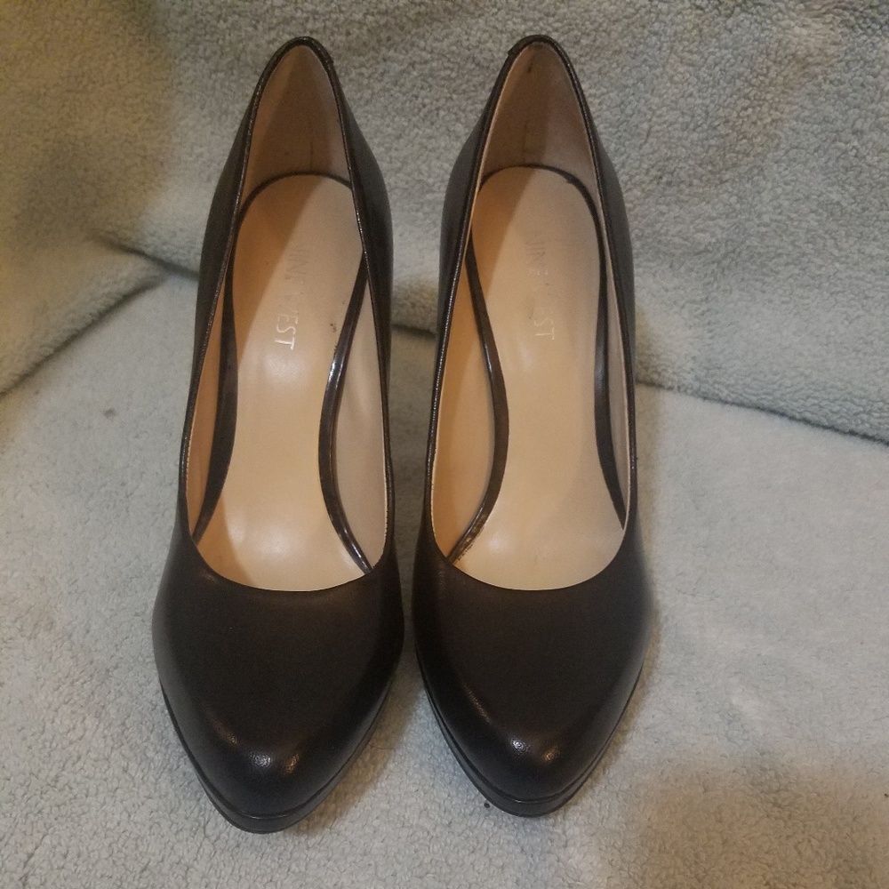 Black pumps
